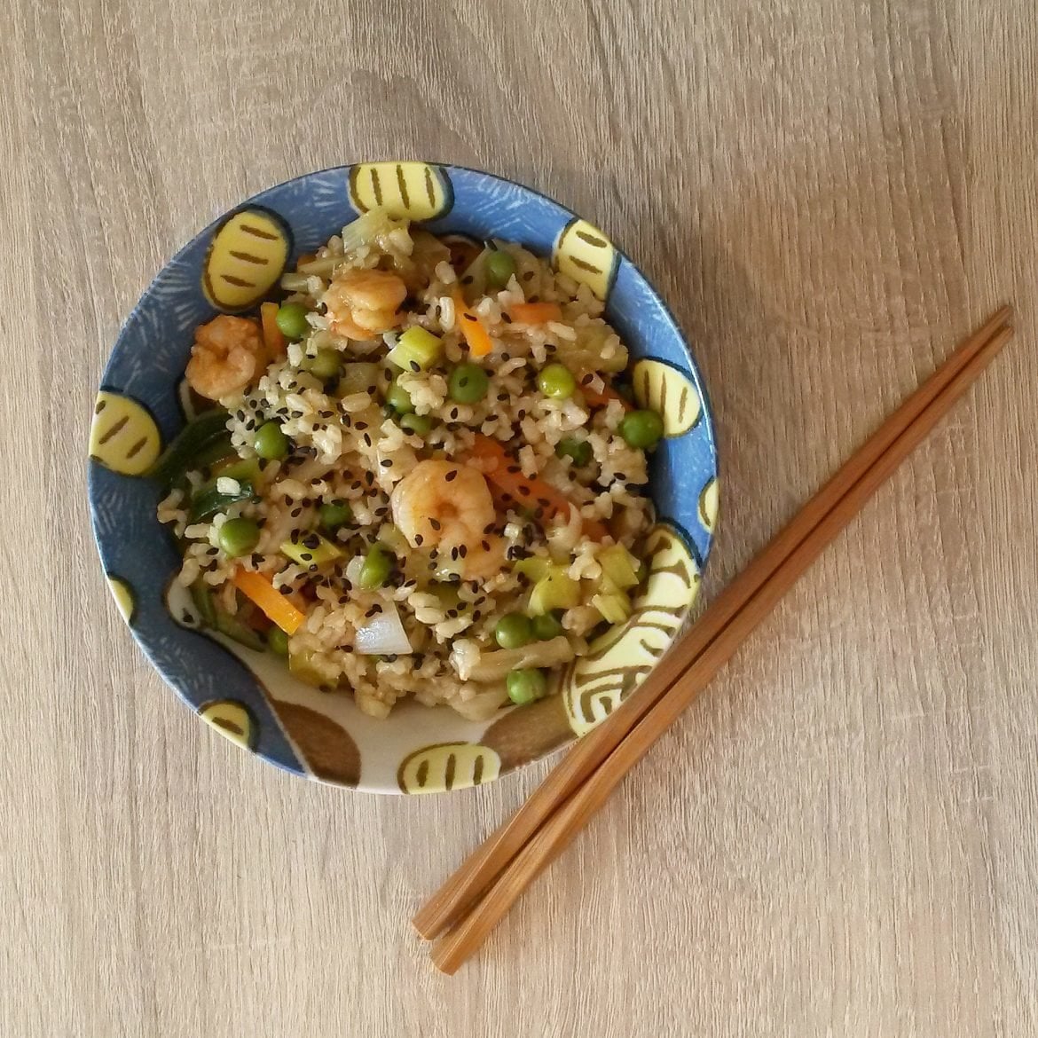 Un toque oriental: Arroz integral salteado con verduras y gambas