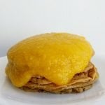 Tortitas veganas y sin gluten con amaranto, canela, naranja y salsa de mango