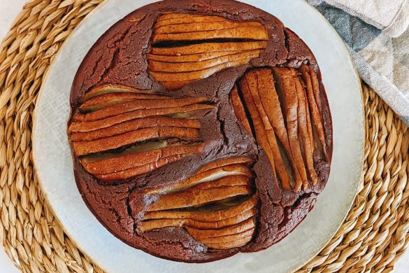 Tarta de trigo sarraceno con cacao y pera