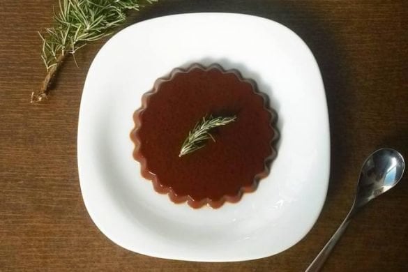 Budín de cacao crudo y romero fresco