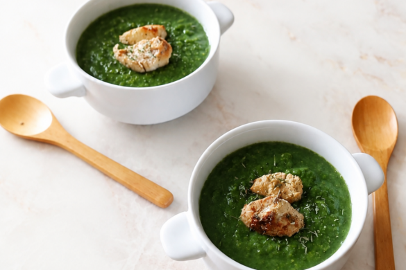 Crema verde al tomillo con pollo marinado