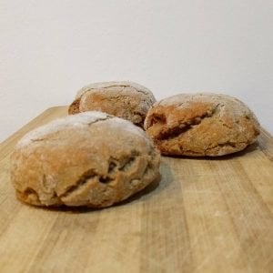 Panecillos sin gluten, rellenos de mermelada crudivegana