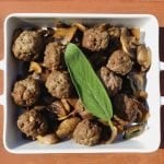 Albóndigas de ternera con setas, puerros y salvia