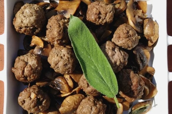 Albóndigas de ternera con setas, puerros y un toque de salvia