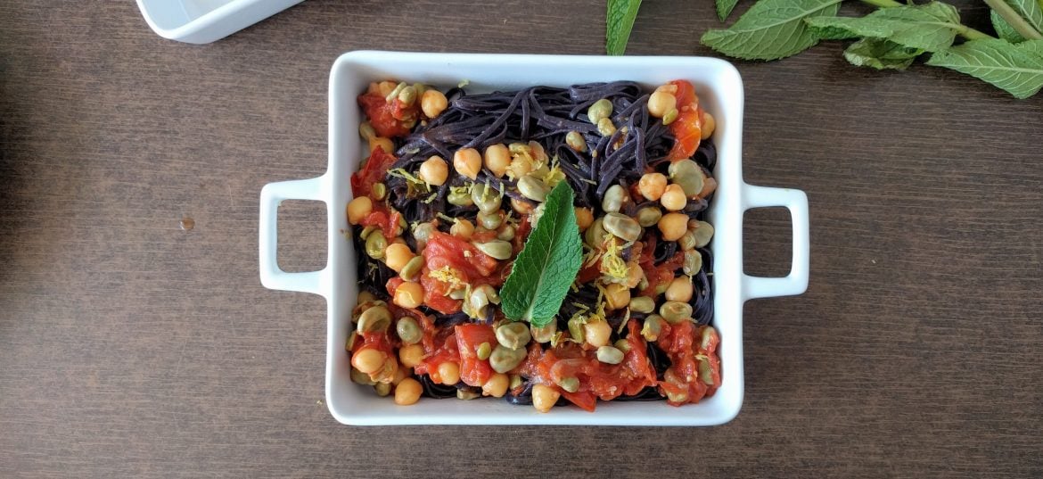 Pasta de arroz salvaje con habas y garbanzos