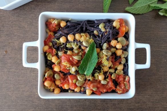 pasta de arroz negro con habas y garbanzos