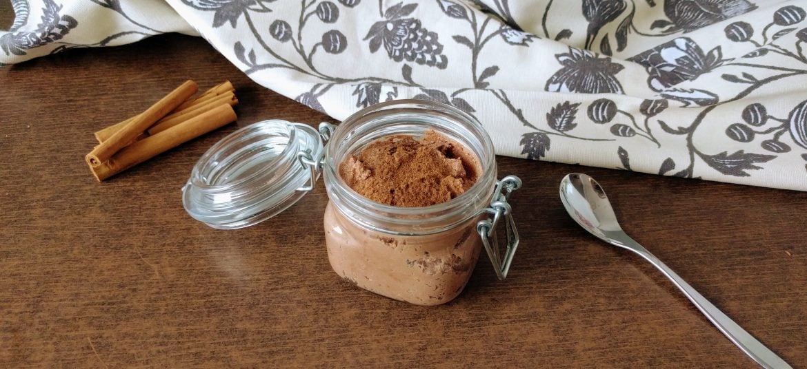 Raw vegan chocolate mousse: a fresh and healthy snack