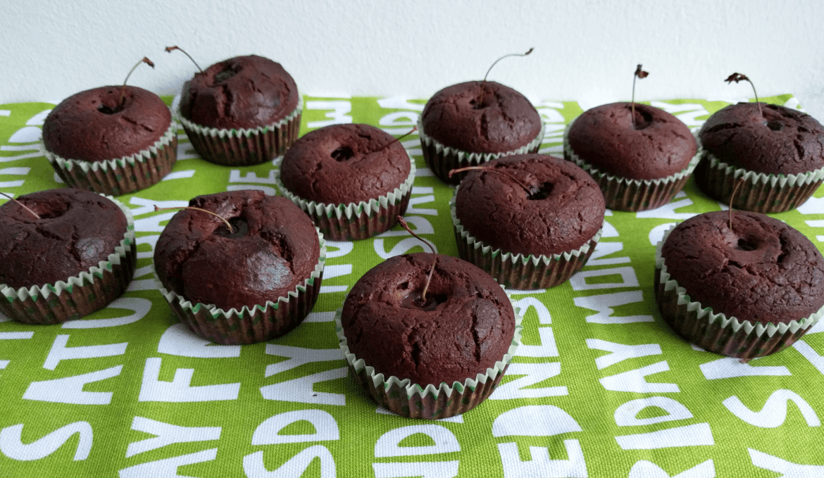 Memorial Day Weekend: gluten-free cacao muffins with cherries