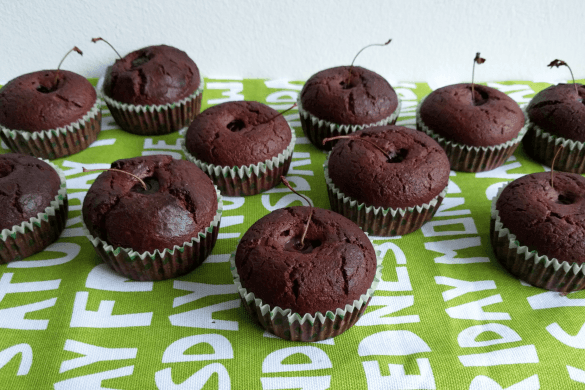 Magdalenas de cacao con cerezas