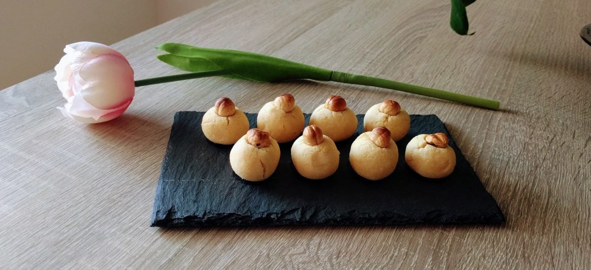 A gift for Father’s Day: Coconut pastries with hazelnuts