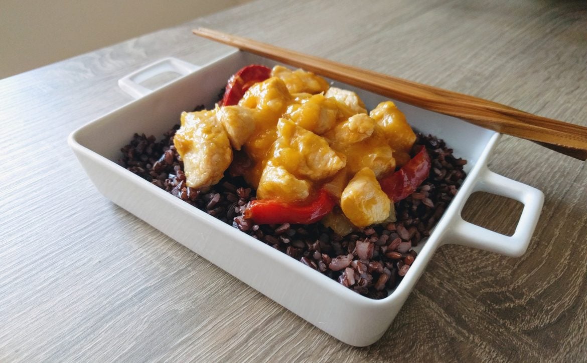 Chicken thai with mango: an exquisite oriental dish