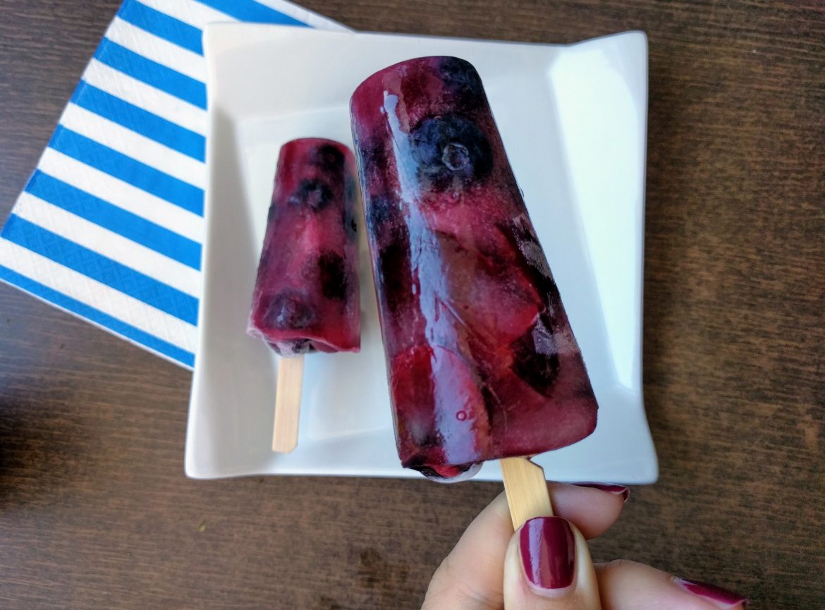 Polos de lima con fruta fresca, roja y azul