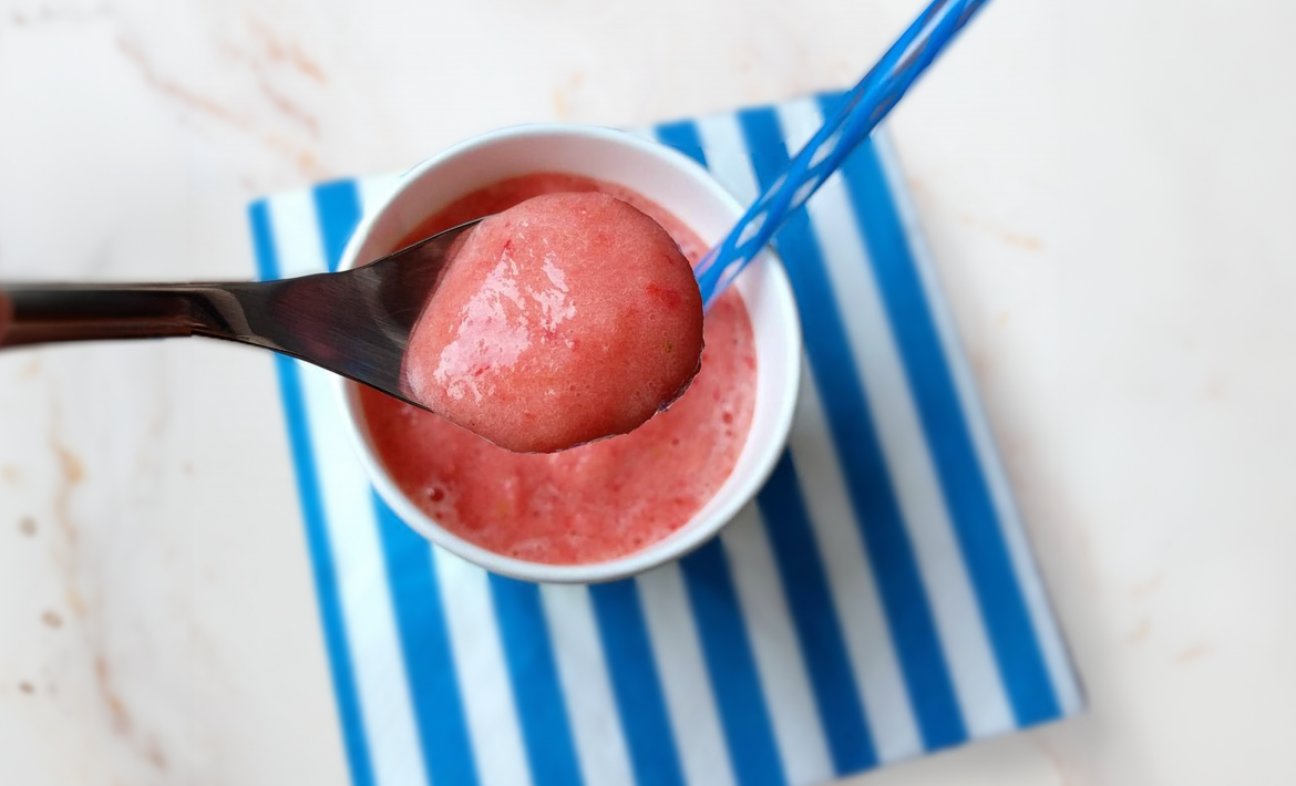Raw vegan strawberry sorbet: a summer remedy