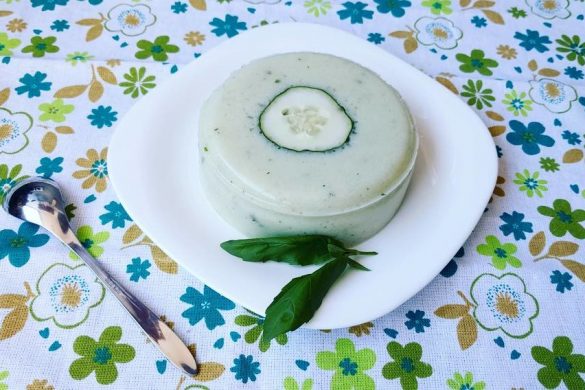 Budín dulce de pepino y albahaca