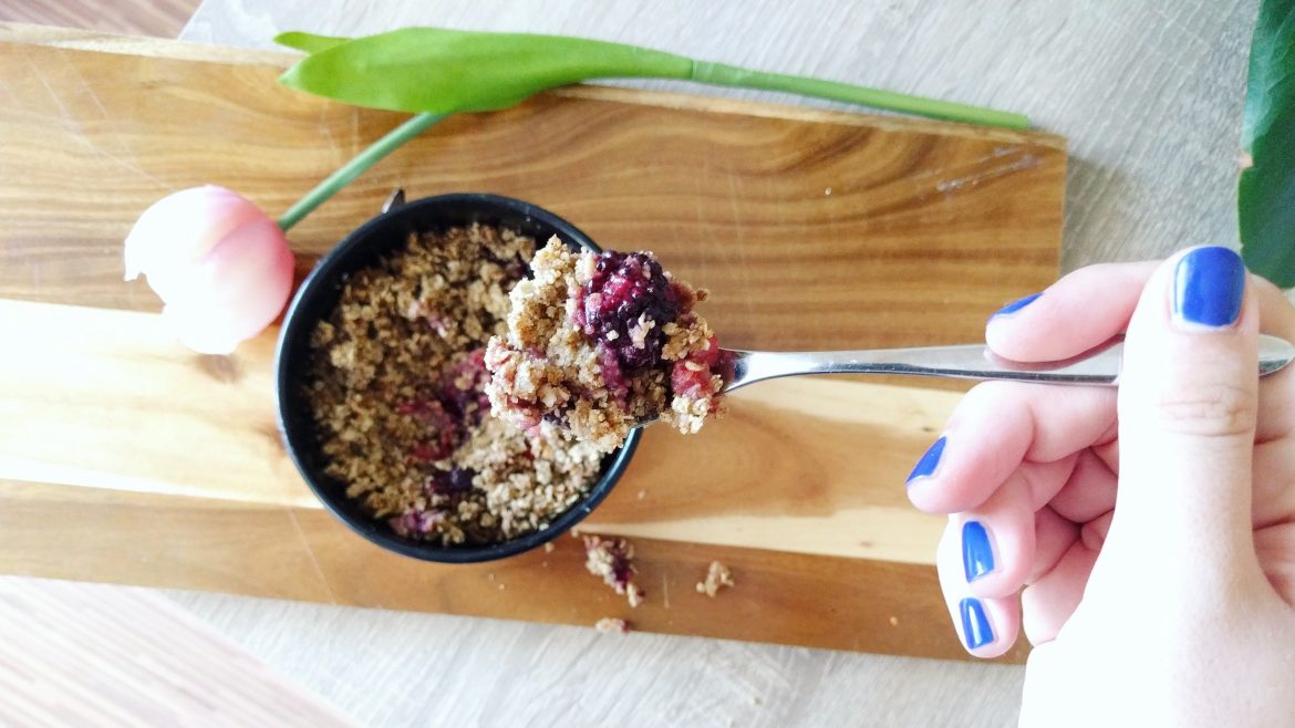 Crumble vegano de frutas del bosque