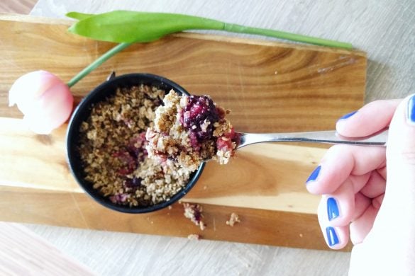 Crumble vegano de frutas del bosque