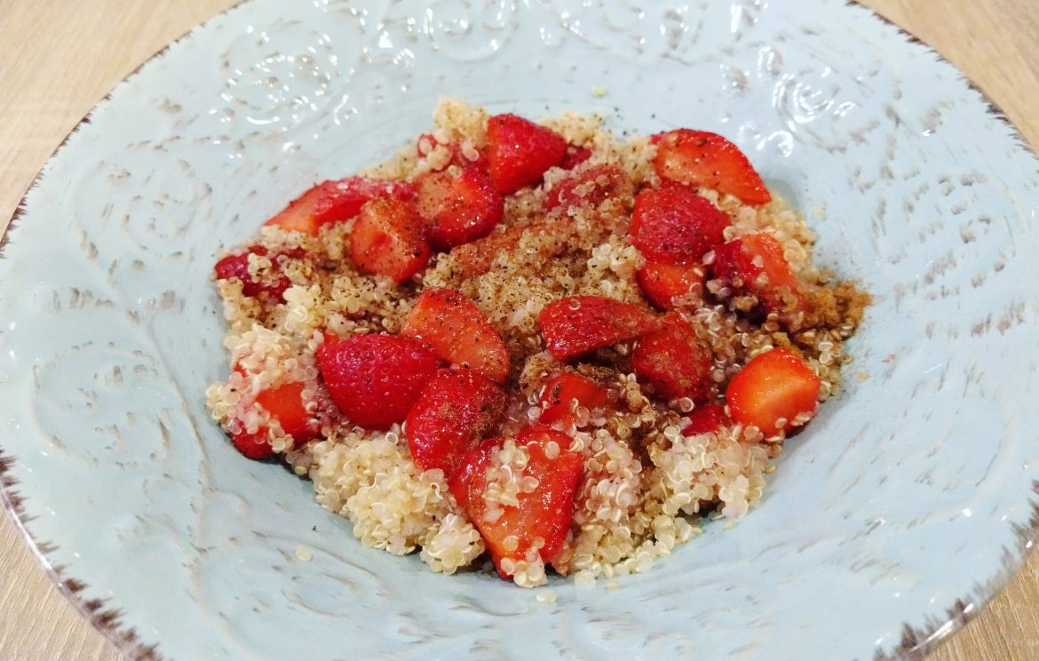 Quinoa with strawberries: a perfect breakfast