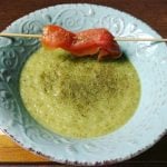 Crema verde perfumada al eneldo con brocheta de Salmón Ahumado