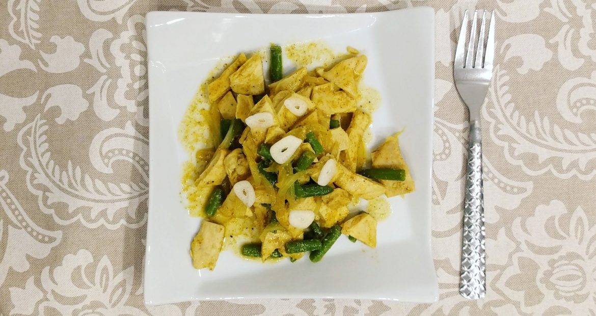 Chicken with curry and garlic chips: healthy and delicious