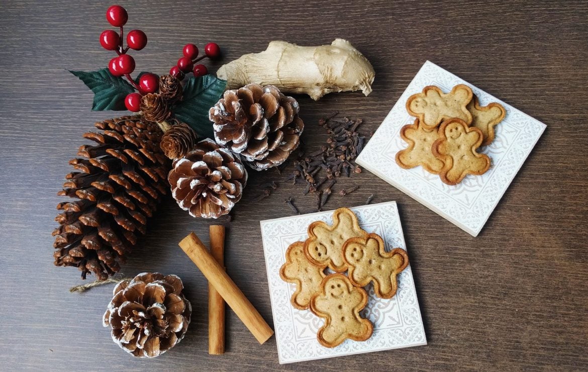 La Navidad está llegando: hombres de jengibre veganos