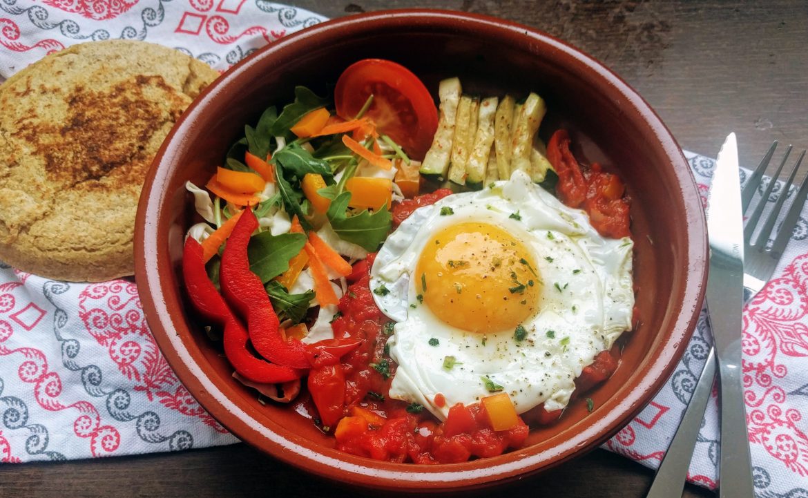 Huevos rancheros con verduras y gordita con semillas (5 de Mayo)