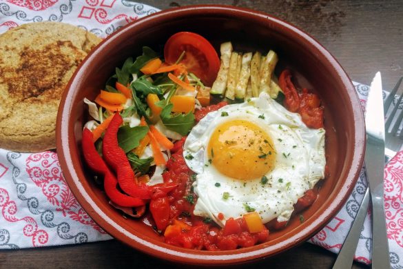 huevos rancheros con verduras y gordita con semillas