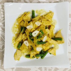 Pollo al curry con chips de ajo