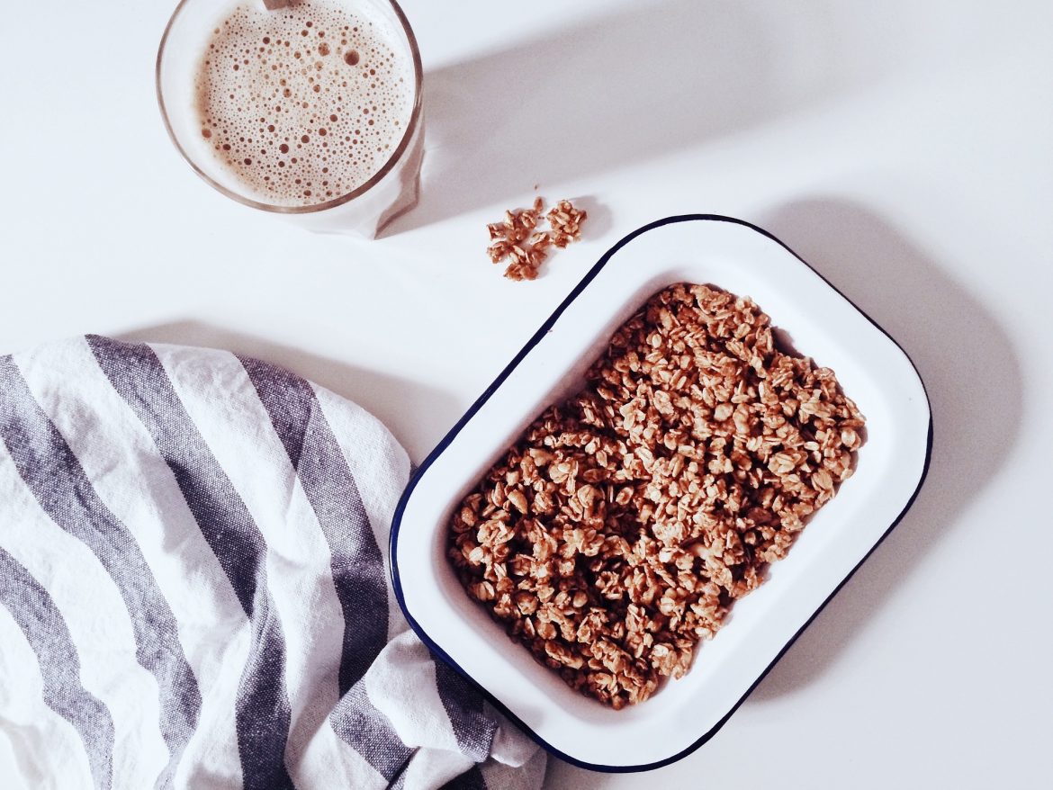 Granola casera sin azúcar con avellanas y coco