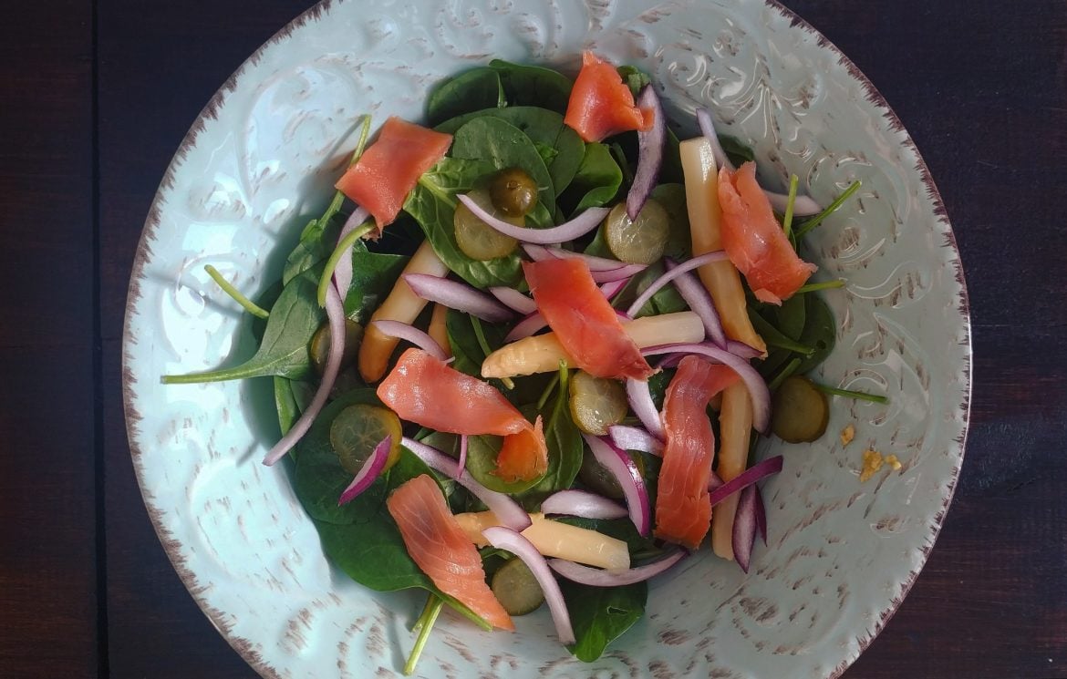 Ensalada de salmón y espárragos blancos