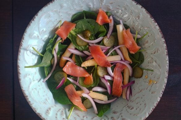 Ensalada de salmón y espárragos blancos