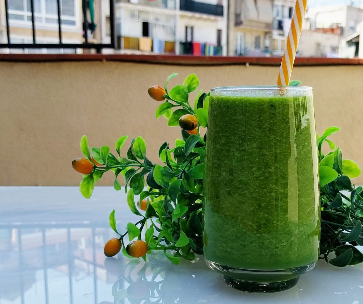 Smoothie verde con pomelo