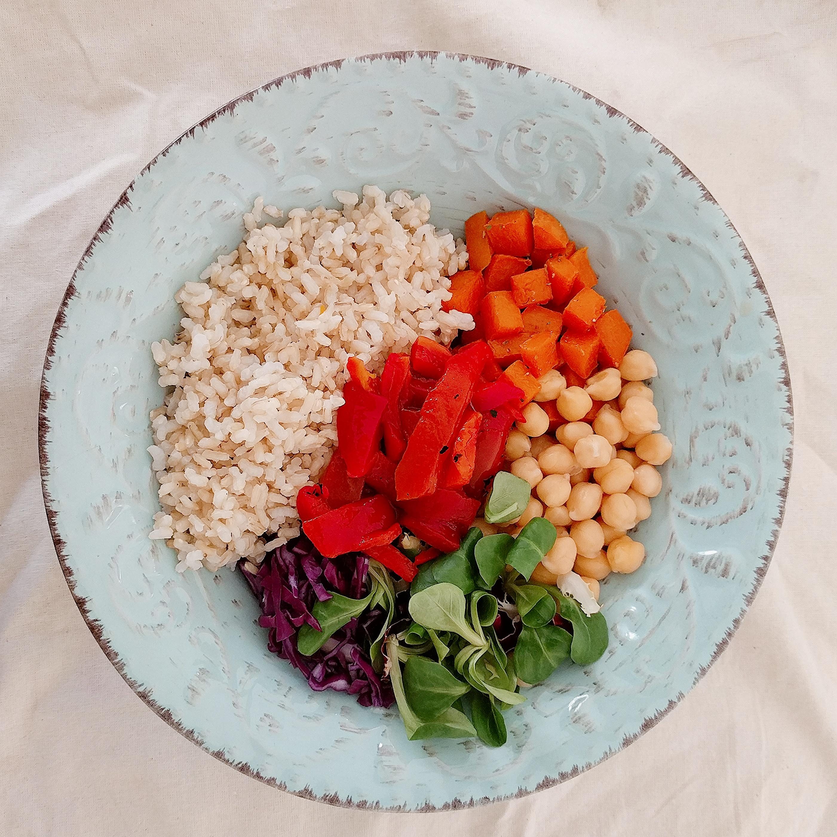 Bol de arroz integral, con garbanzos y verduras