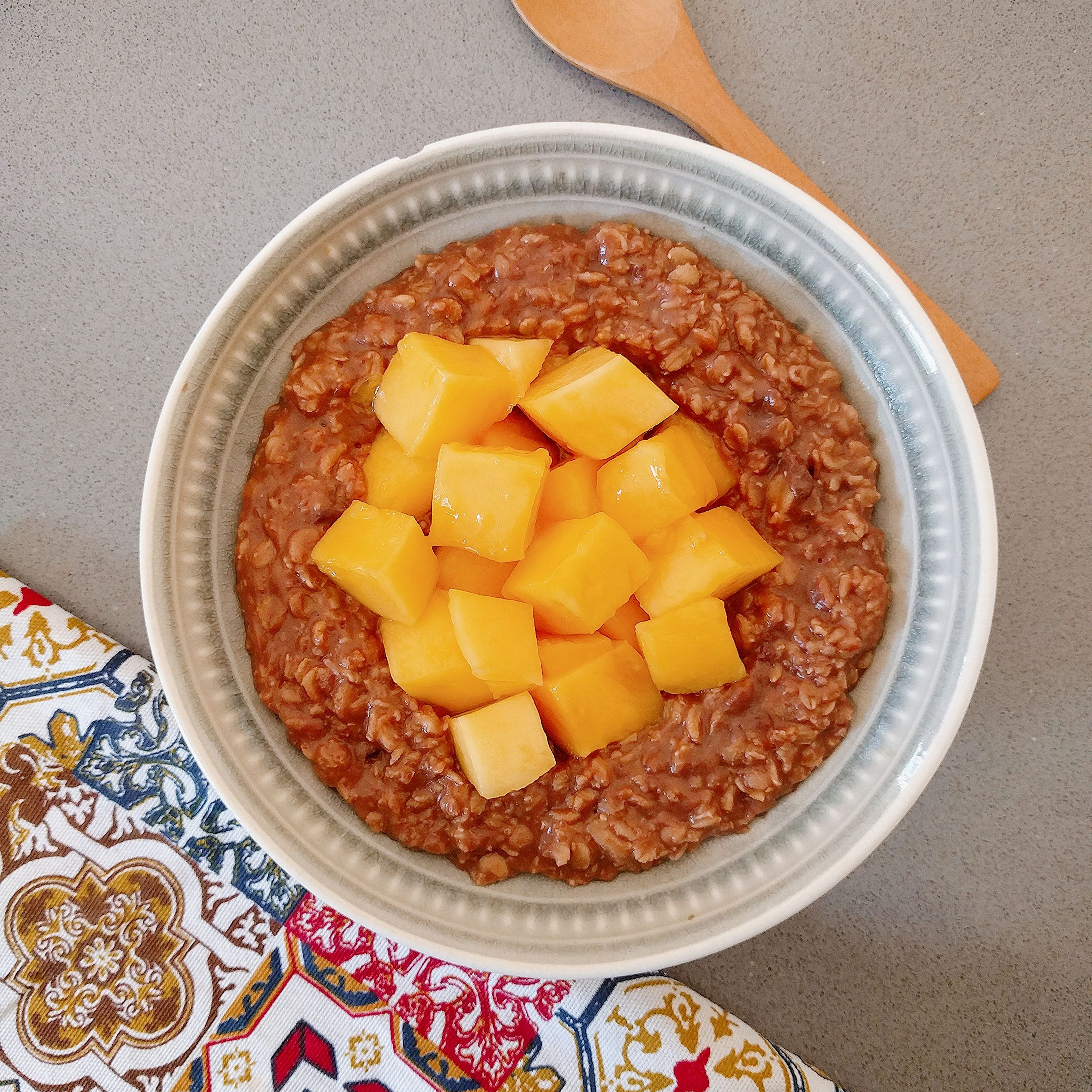 Porridge con cacao y mango