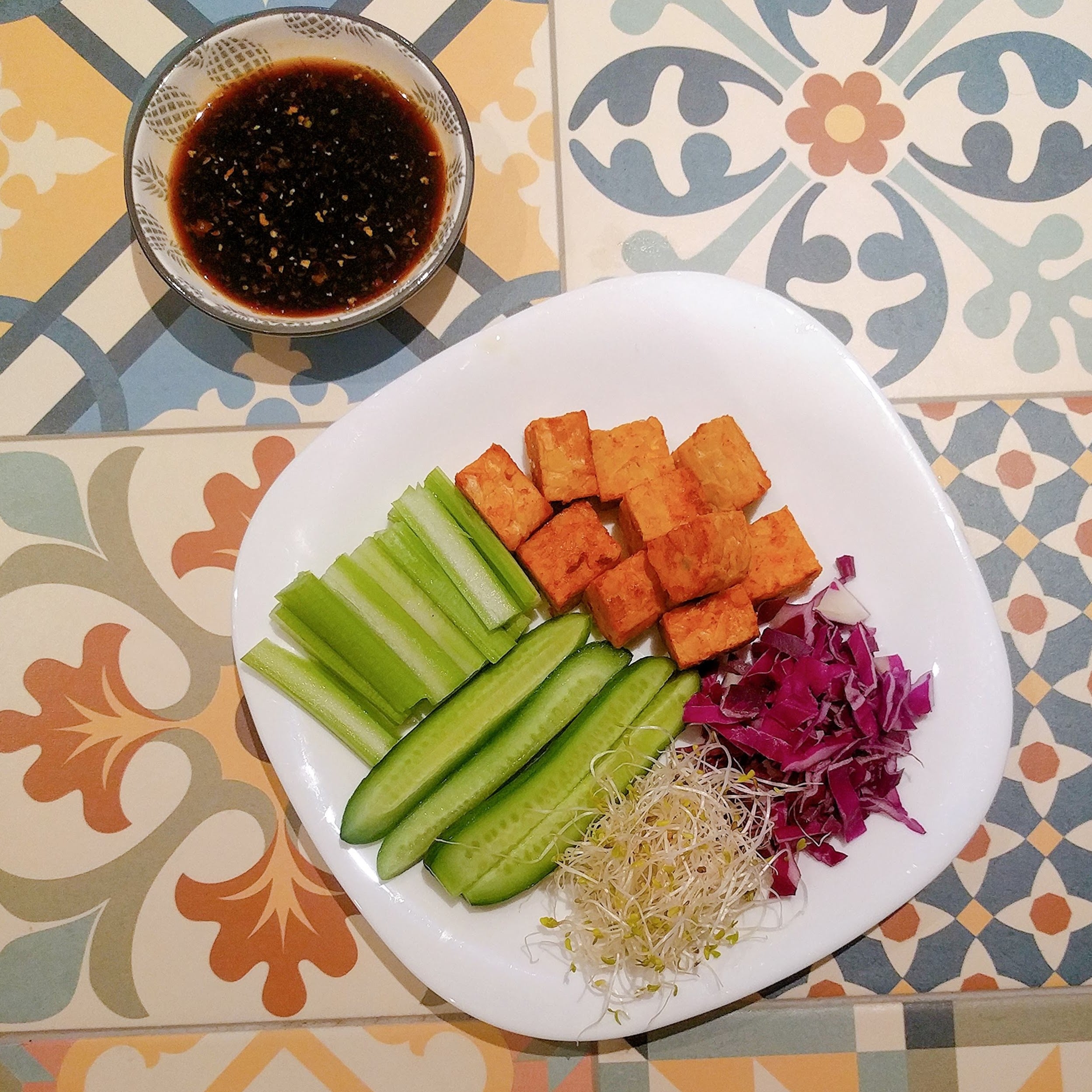 Crudité con tempeh o pollo