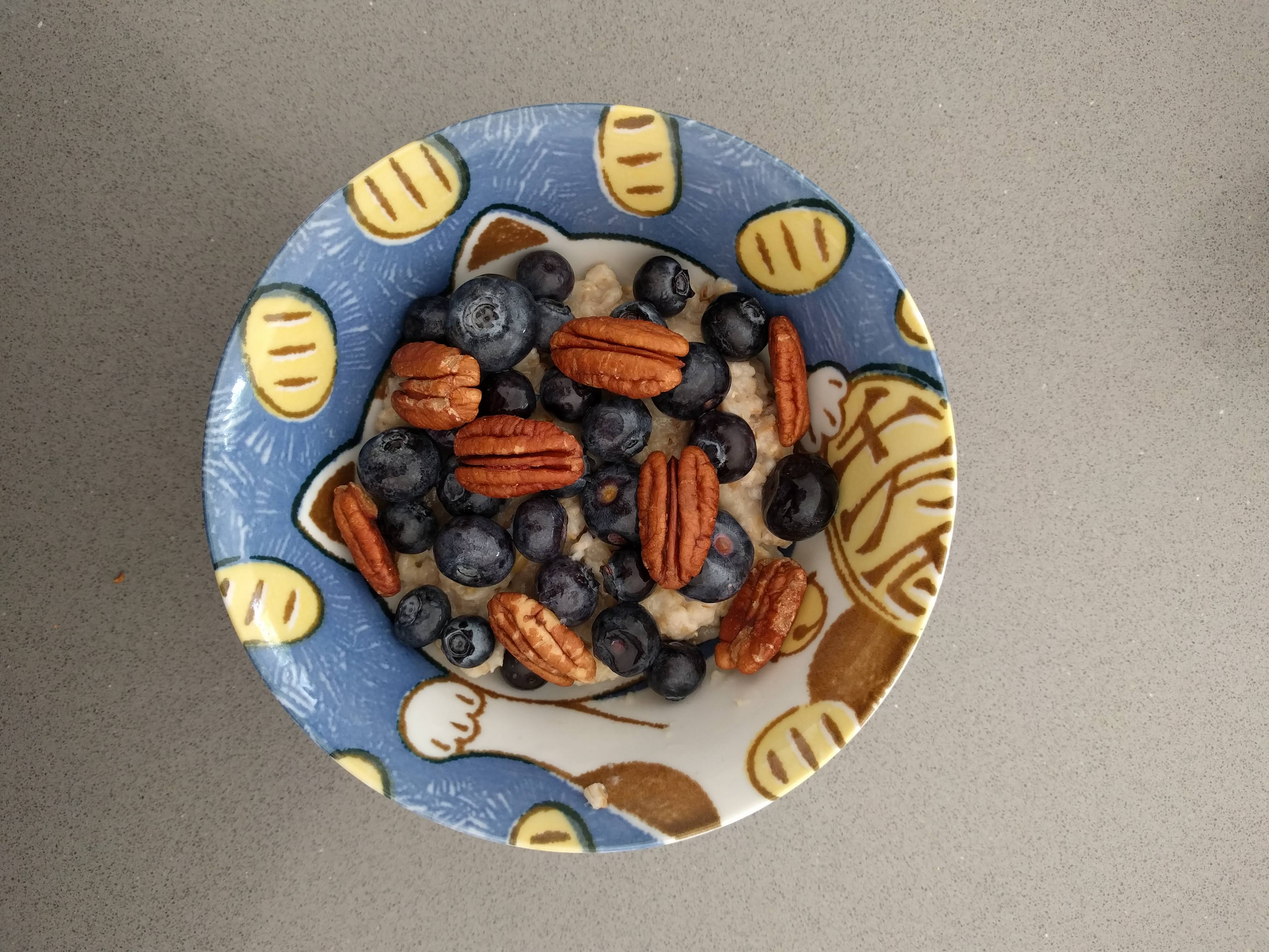 Porridge con arándanos y pecanas