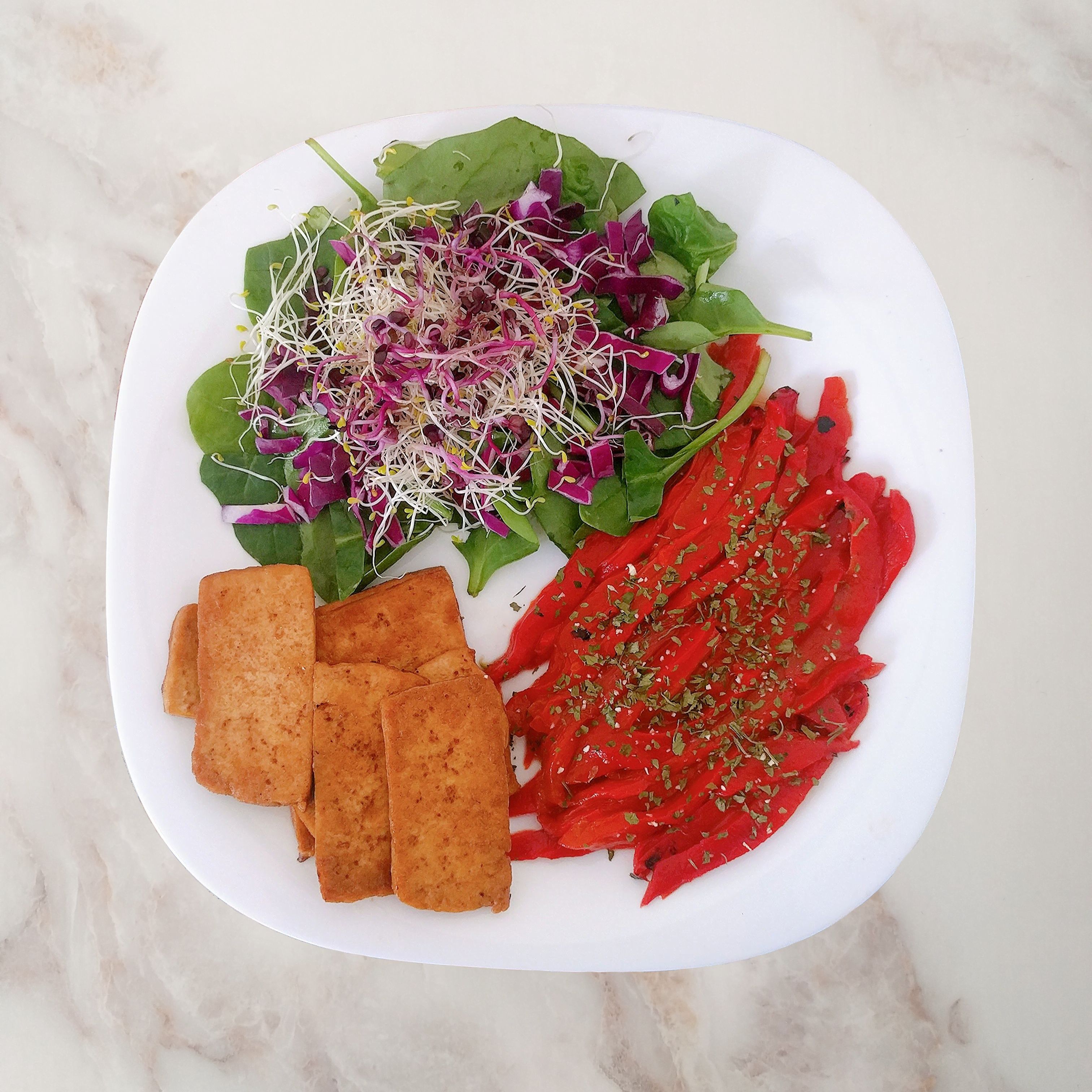 Ensalada mixta y pimientos asados con tofu a la plancha