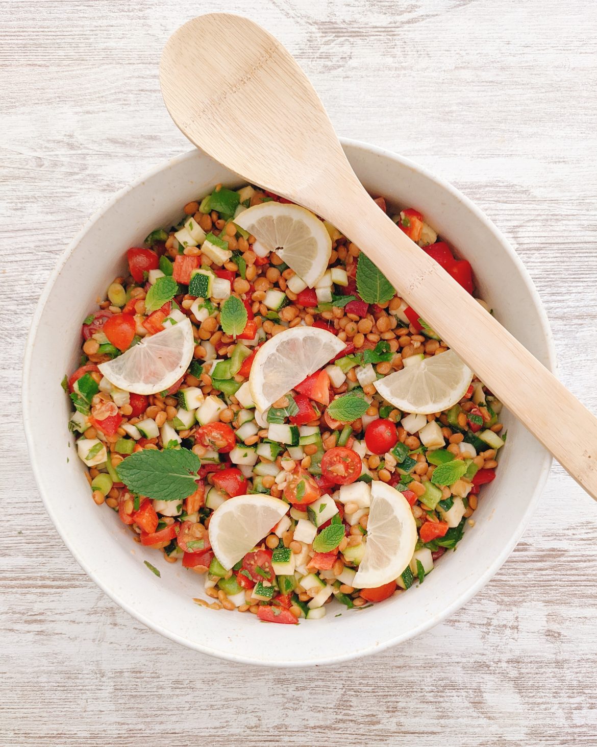 Ensalada de lentejas con verduras frescas y limón