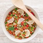 Ensalada de lentejas con verduras frescas y limón