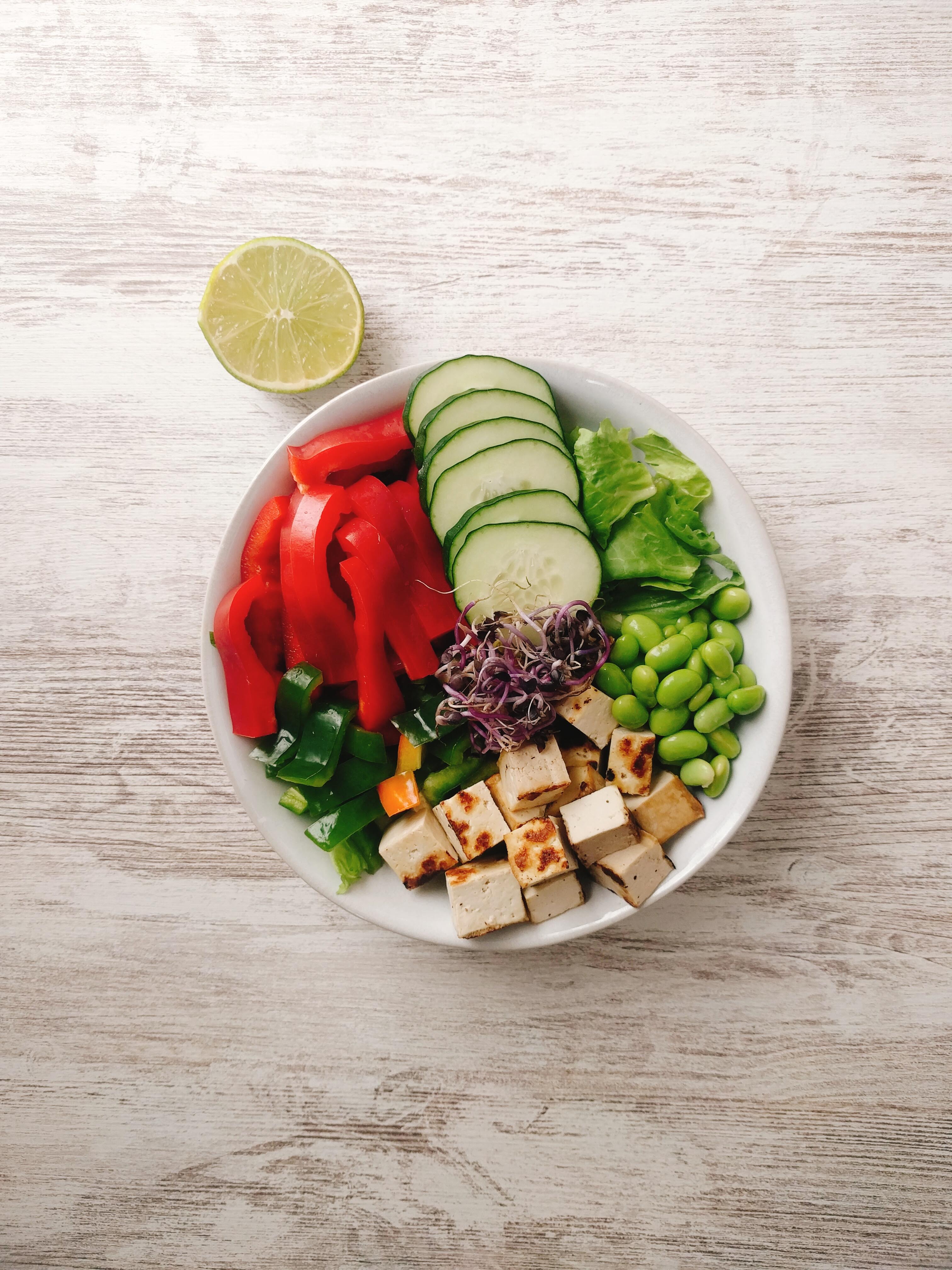 Ensalada mixta y pimientos asados con tofu a la plancha