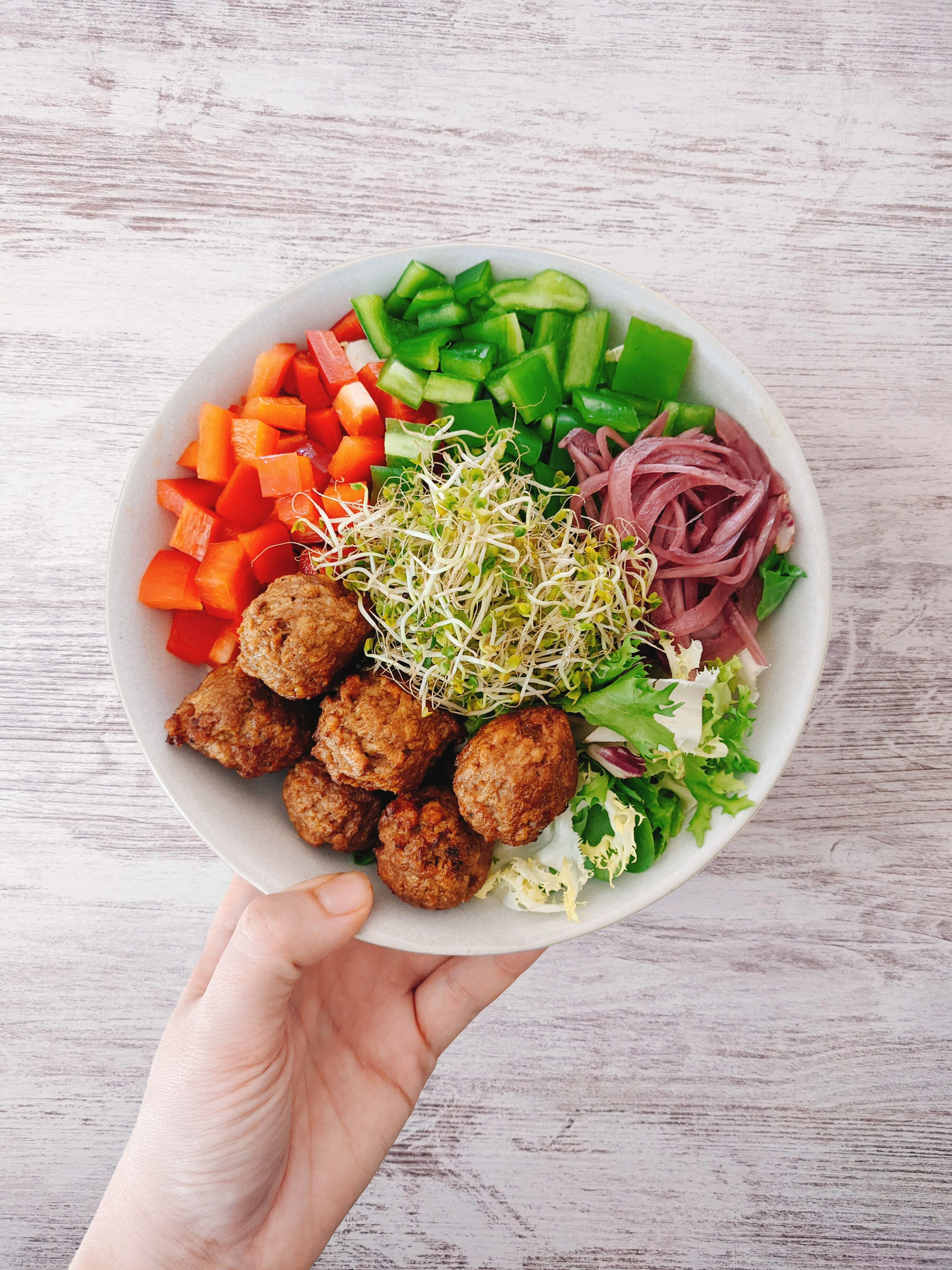 Ensalada express con albóndigas (de tempeh o carne)